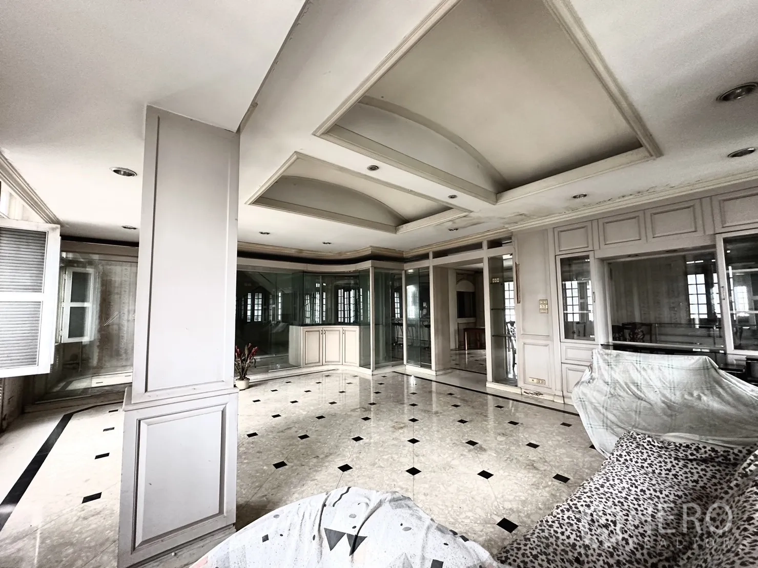 Home Office for rent in Huai Khwang, Bangkok - Open lounge with coffered ceiling, glass partitions and large windows for natural light.
