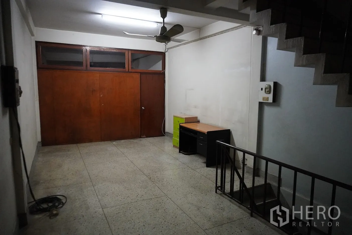 店屋 出租在Watthana, Bangkok - 楼层平台，木门、吊扇与书桌。