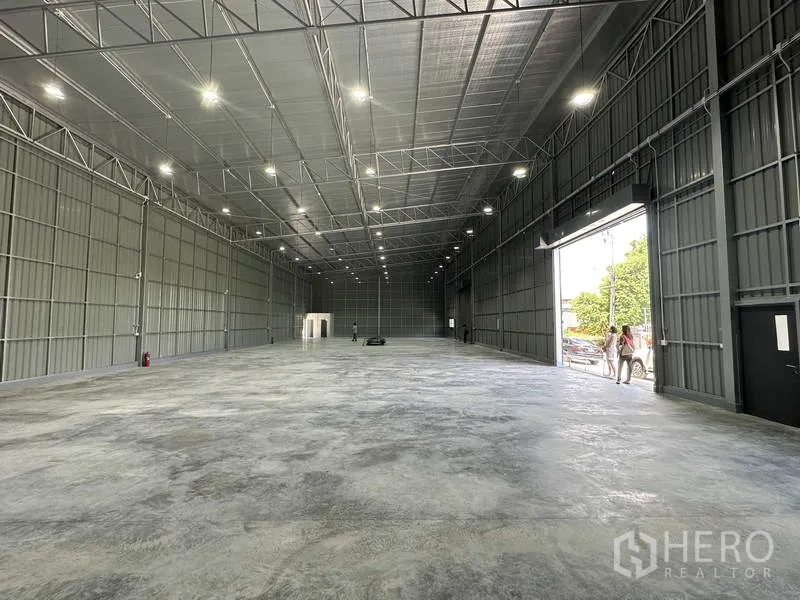Warehouse for rent in Pak Kret, Nonthaburi - Long-span storage hall facing street through wide entry, suitable for logistics operations.