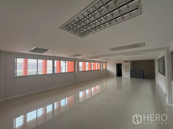 Factory for rent in Bang Phli, Samut Prakan - Bright mezzanine office level with ceiling lights and window wall overlooking the site.