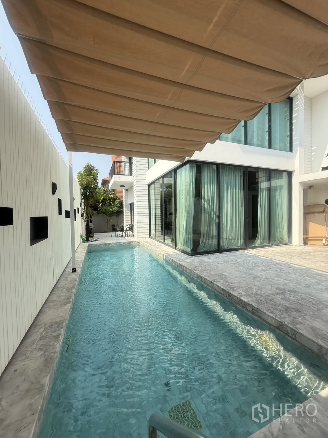 Detached House for rent in Bang Kapi, Bangkok - Long private swimming pool beside the house under retractable awning.