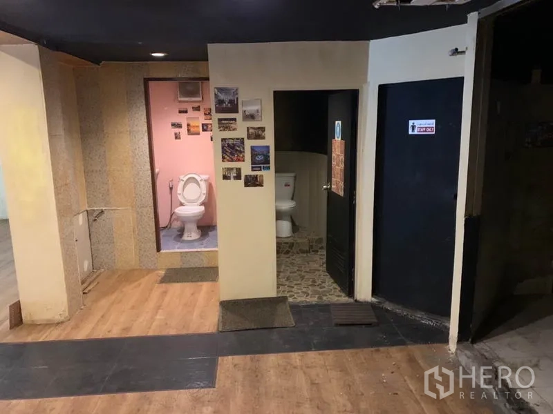 店屋 出租在Watthana, Bangkok - 商铺一侧的卫生间区域，设置有如厕设施。