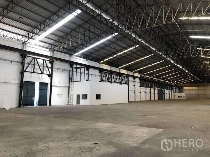 โรงงาน ให้เช่าในMueang Samut Prakan, Samut Prakan - มุมภายในแสดงประตูโหลดหลายจุดและออฟฟิศสีขาวด้านข้าง