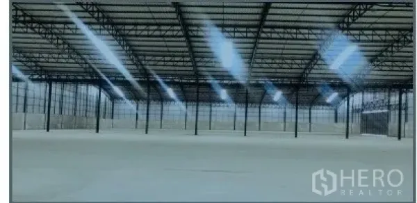 คลังสินค้า ให้เช่าในChon Buri - พื้นโกดังคอนกรีตเรียบ เสากลางโครงเหล็กและช่องแสงสกายไลท์ทั่วอาคาร