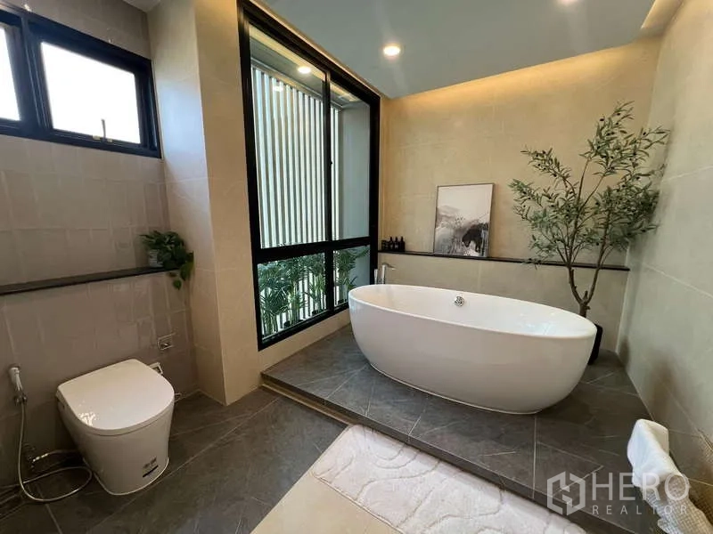 独立式住宅 出售在Suan Luang, Bangkok - 豪华卫浴，抬高平台上的独立浴缸和大窗