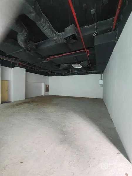 Retail Space for rent in Bang Rak, Bangkok - Open-plan retail space in bare condition with ducted ventilation and white walls.