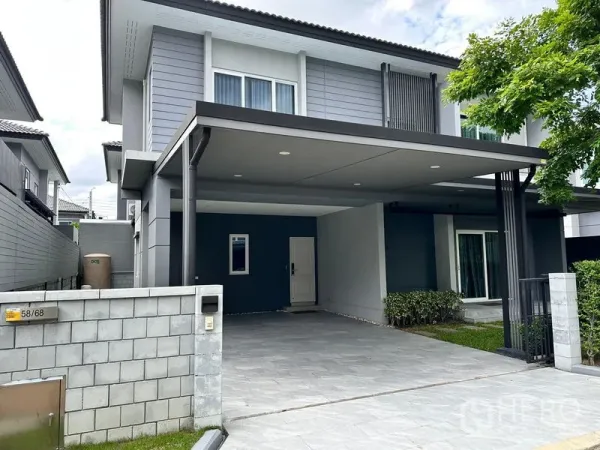 Detached House for sale in Prawet, Bangkok - Modern two-storey detached house with covered two-car carport and gated drive.
