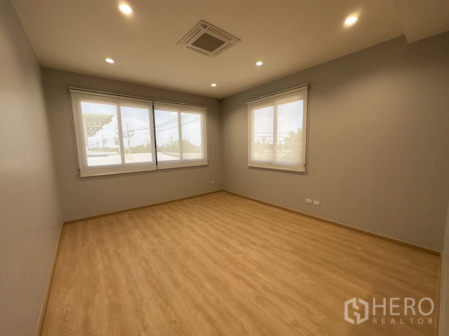 Factory for sale in Lam Luk Ka, Pathum Thani - Bright upstairs office with wood-look flooring and large windows.