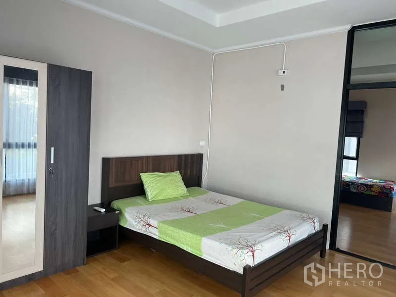 บ้าน ให้เช่าหรือขายในPrawet, Bangkok - ห้องนอนแขก เตียงคู่ ตู้เสื้อผ้า และพื้นไม้