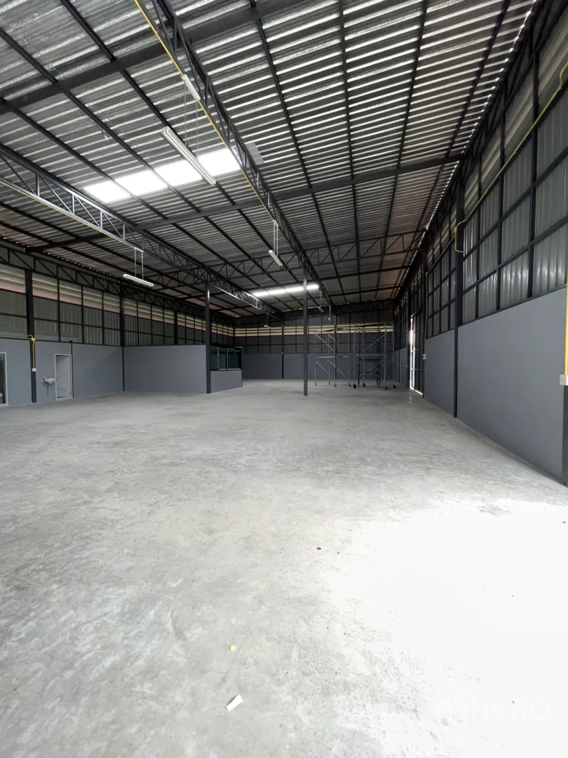 工厂 出租在Khlong Luang, Pathum Thani - 宽阔的生产空间，墙体设有采光与通风板。