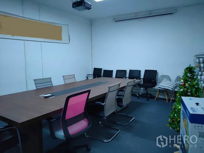Warehouse for rent in Bang Kapi, Bangkok - Conference room featuring a long meeting table, multiple chairs, and a ceiling-mounted projector.