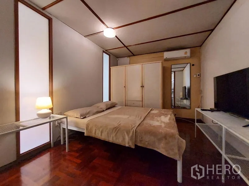 Detached House for rent in Mueang Samut Prakan, Samut Prakan - Comfortable bedroom with double bed, wardrobe, TV and soft ambient lighting.