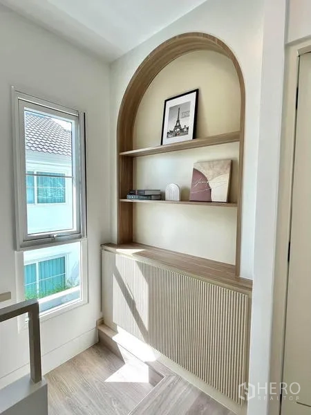 Detached House for rent - Upstairs landing with arched built-in shelves, window and natural light.