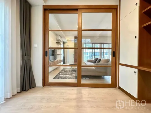 บ้าน ให้เช่าหรือขายในPrawet, Bangkok - ประตูบานเลื่อนกระจกกรอบไม้ เชื่อมห้องอเนกประสงค์กับโถงนั่งเล่น