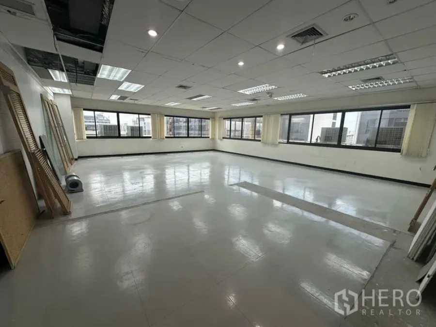 办公空间 出租在Khlong Toei, Bangkok - 转角办公室壳体，天花空调出风口与筒灯，享城市景观，近轻轨。