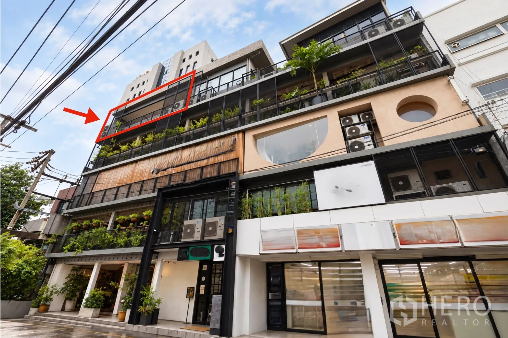 零售空间 for rent in Watthana, Bangkok - 现代多层商业建筑外立面，带阳台与绿植。