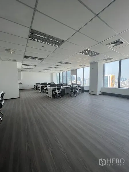 办公空间 出租在Huai Khwang, Bangkok - 明亮开放空间，工位临近宽大窗户，木纹地板。