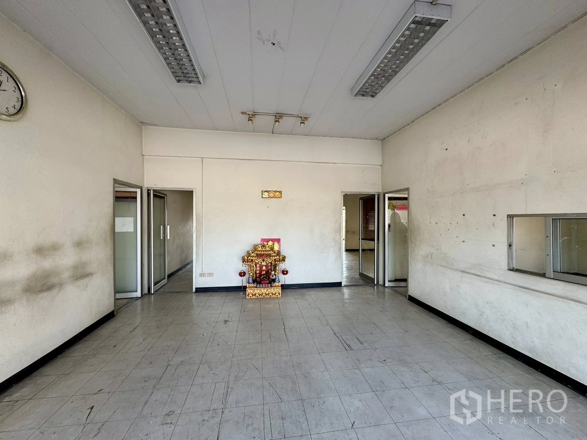 Warehouse for rent in Mueang Samut Sakhon, Samut Sakhon - Reception area with tiled floor, glass partitions and a service hatch.
