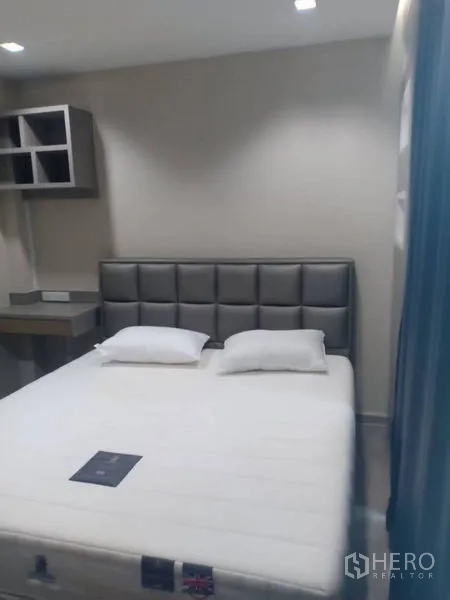 独立式住宅 出租在Thanyaburi, Pathum Thani - 温馨卧室，软包床头、侧边书桌与柔和灯光。