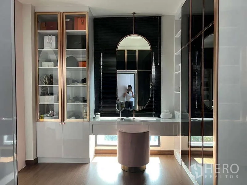 Detached House for rent in Bang Phli, Samut Prakan - Walk-in dressing room with vanity, display cabinets and arched mirror.