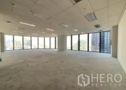 Office Space for rent in Ratchathewi, Bangkok - Open‑plan 130 sqm office space with large windows providing city outlook and ample light.