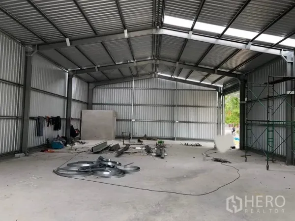 Warehouse for rent in Bang Yai, Nonthaburi - Spacious steel‑frame warehouse interior with high gable roof and concrete floor.