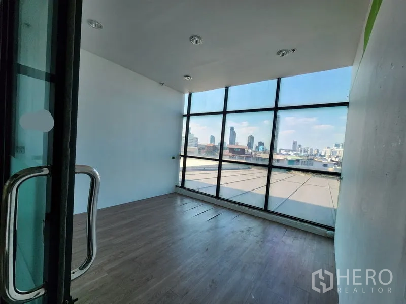 Retail Space for rent in Bang Rak, Bangkok - Glass-partitioned meeting room with wood flooring and panoramic windows.