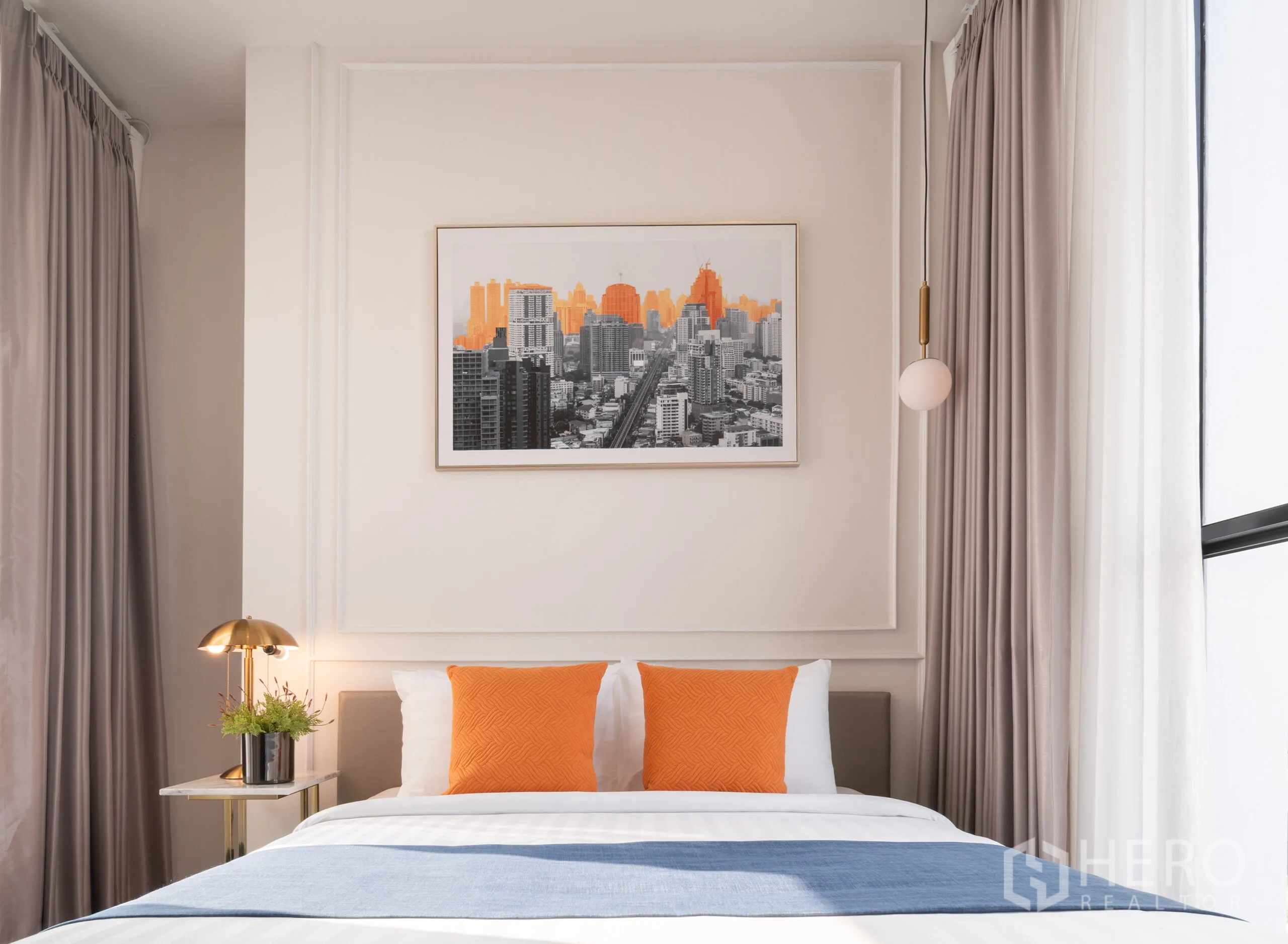 公寓 for rent in Watthana, Bangkok - 明亮卧室设大窗与双人床，橙色靠枕、窗帘与城市风景装饰画。