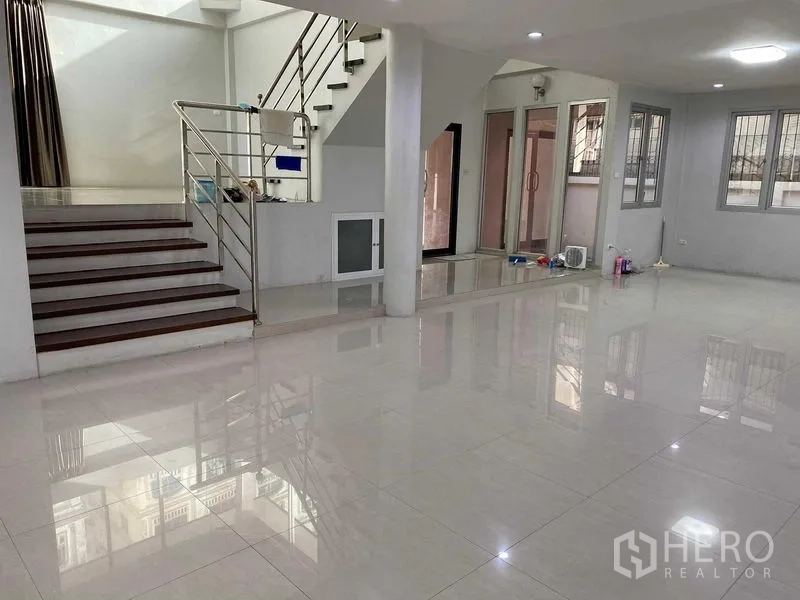 Home Office for rent in Khlong Toei, Bangkok - Expansive ground-floor area with stairs, windows and glossy floor tiles.