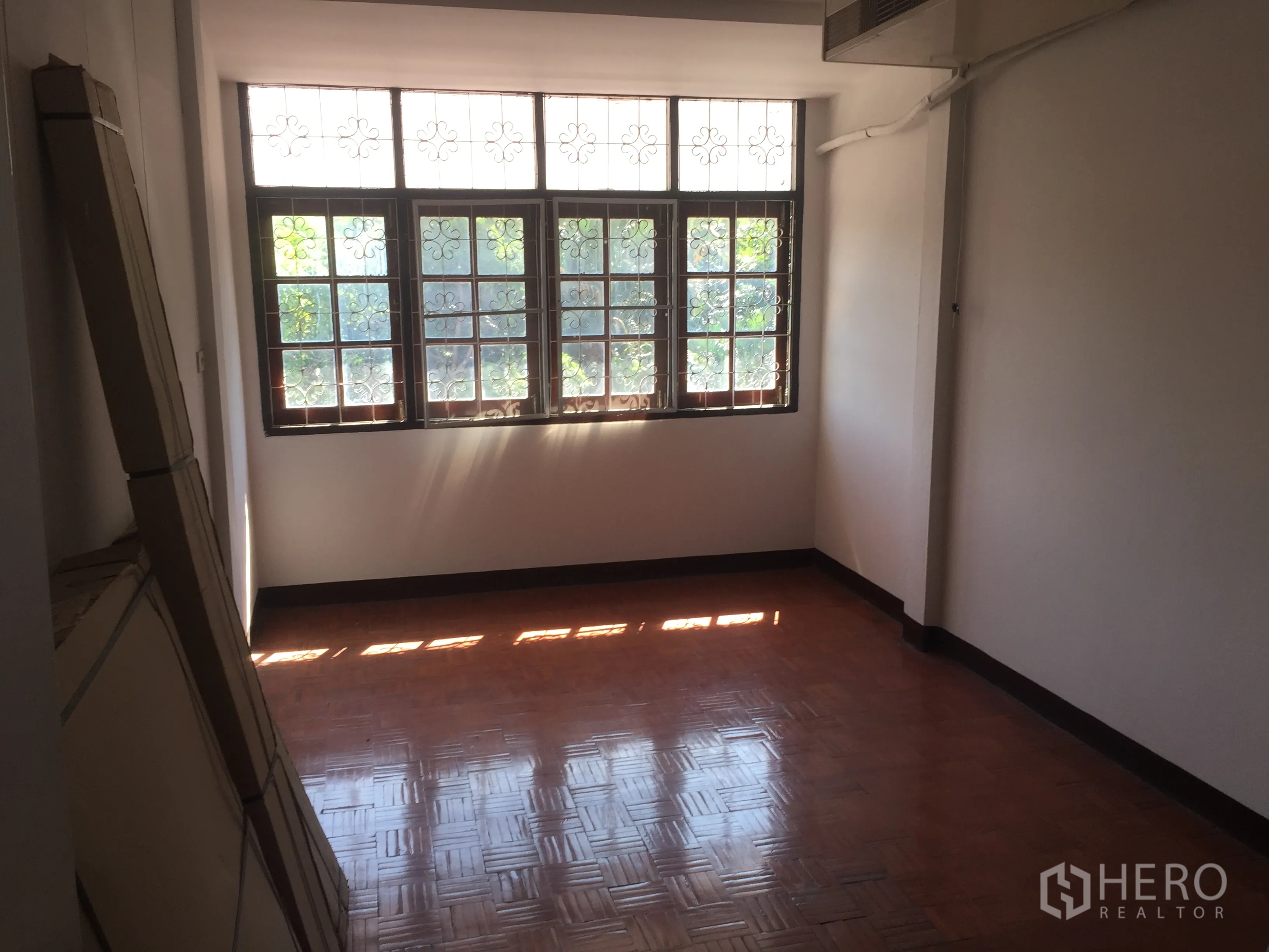 Home Office for rent in Watthana, Bangkok - Compact room with parquet floor and a large window bringing in natural light.