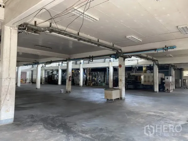 工厂 for sale in Khlong Luang, Pathum Thani - 一层生产空间，混凝土地面与承重立柱。