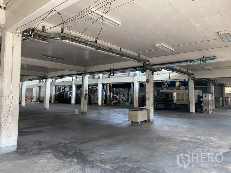 工厂 for sale in Khlong Luang, Pathum Thani - 一层生产空间，混凝土地面与承重立柱。