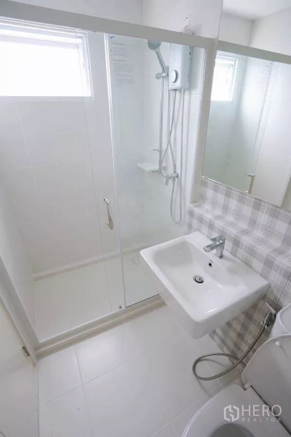 Townhouse for rent in Bang Phli, Samut Prakan - Bathroom with glass-enclosed shower, sink and checkered tile feature