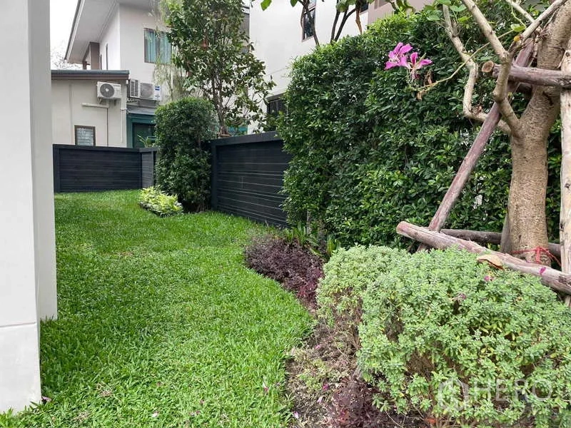 Detached House for rent in Bang Kapi, Bangkok - Private garden with lush lawn, hedges and privacy fencing.
