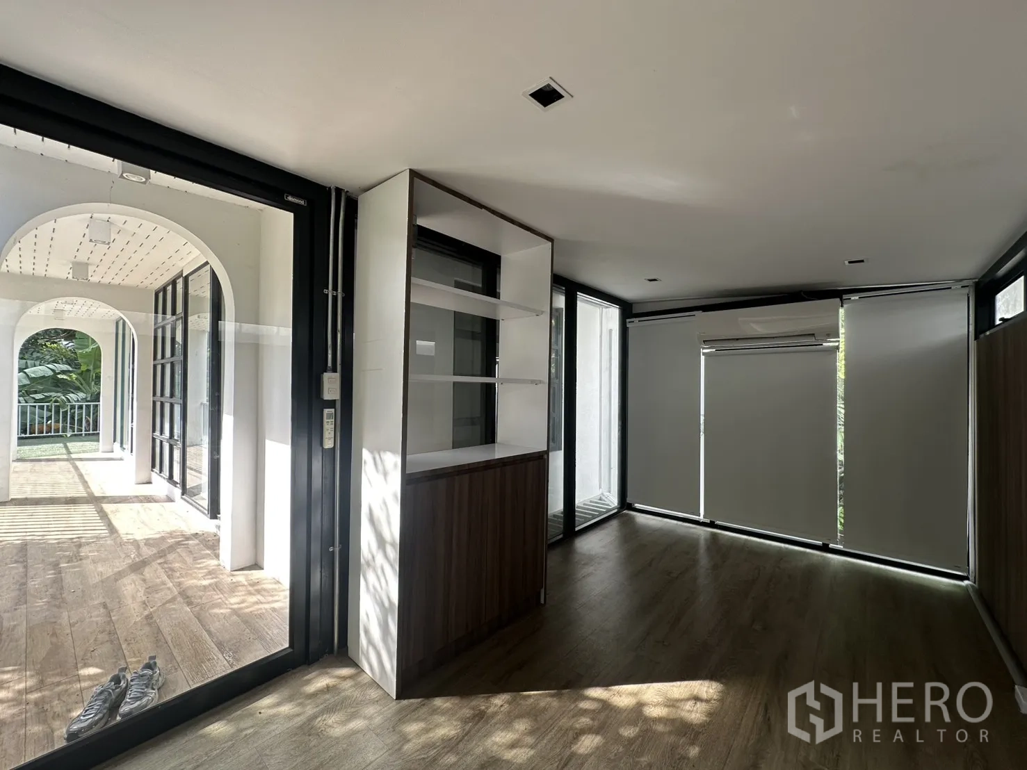 带办公室的家 出租或出售在Phra Khanong, Bangkok - 转角玻璃房，内置置物柜，外有拱形阳台