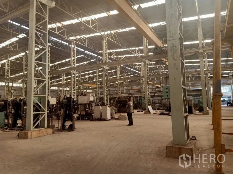 Warehouse for rent in Mueang Samut Sakhon, Samut Sakhon - Expansive factory bay with steel trusses, gantry cranes and open floor space.