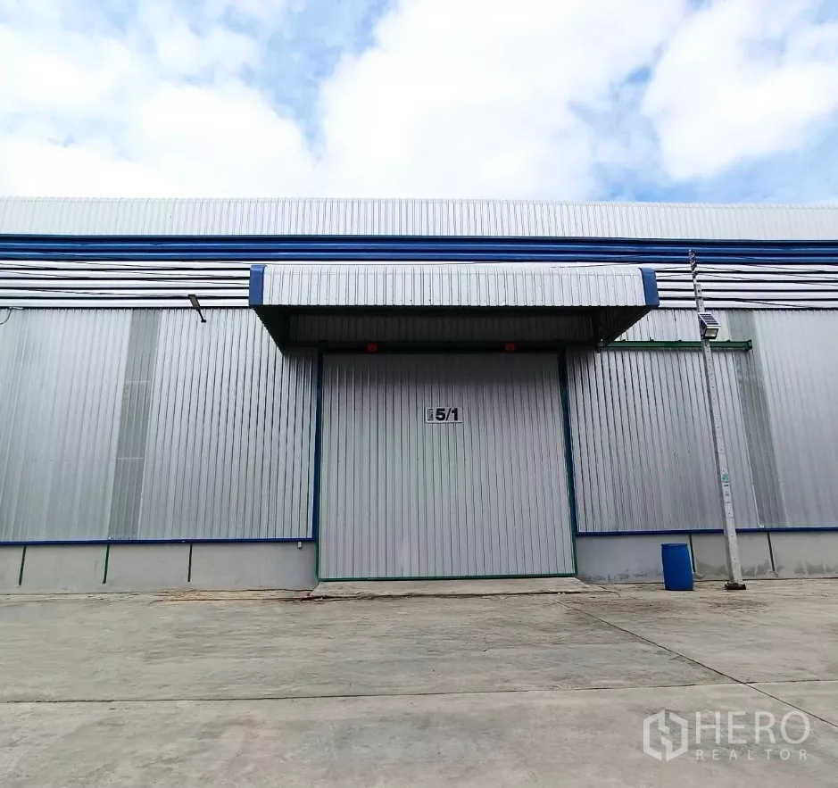 Warehouse for rent in Bang Bon, Bangkok - Close-up of loading door with canopy at a modern warehouse, easy truck access.