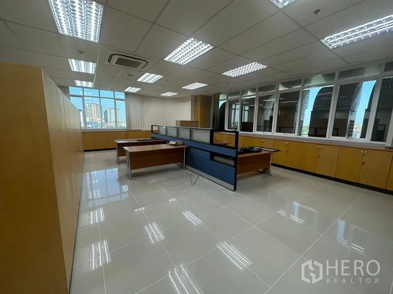 办公空间 出租在Suan Luang, Bangkok - 转角工位区，隔间与办公桌，配宽幅窗景。