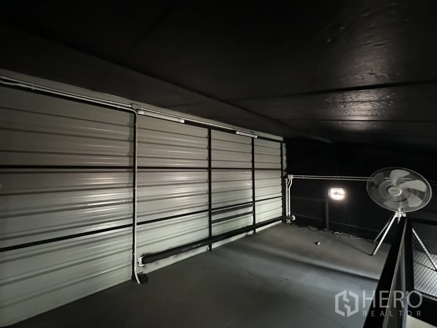 Warehouse for rent in Phra Khanong, Bangkok - Mezzanine storage platform with metal railing and lighting.
