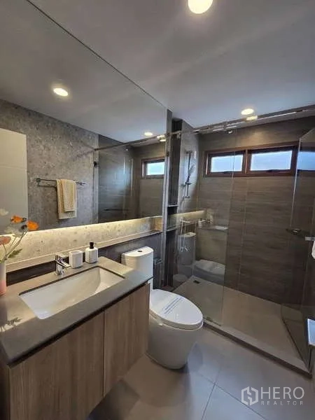 Detached House for rent in Bang Kapi, Bangkok - Contemporary bathroom with long mirror, glass shower enclosure and rain shower.