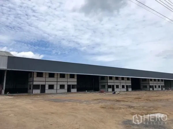 คลังสินค้า ให้เช่าในKhlong Luang, Pathum Thani - แถวโกดังสมัยใหม่ หลังคาเมทัลชีทยาว มีพื้นที่โหลดสินค้า