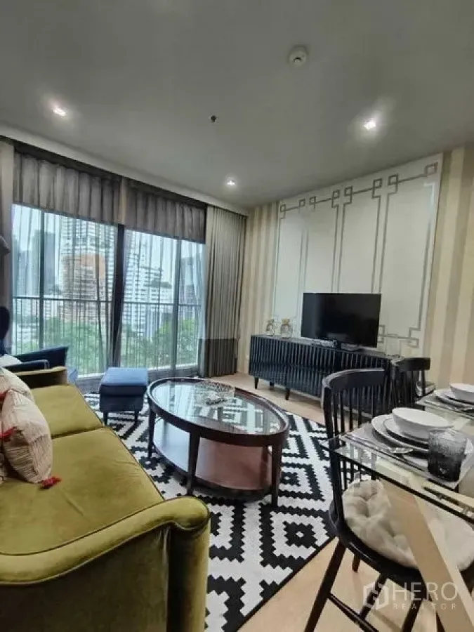 Condominium for rent in Bangkok - Living-dining space facing the balcony, complete with TV, dining set and natural light through full-height curtains.