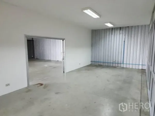 货栈 出租在Khlong Sam Wa, Bangkok - 白墙办公室，混凝土地面，与仓库相连的开口。