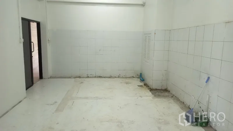 Retail Space for rent in Bang Rak, Bangkok - Back‑of‑house tiled room suited for storage or prep with a sliding door.