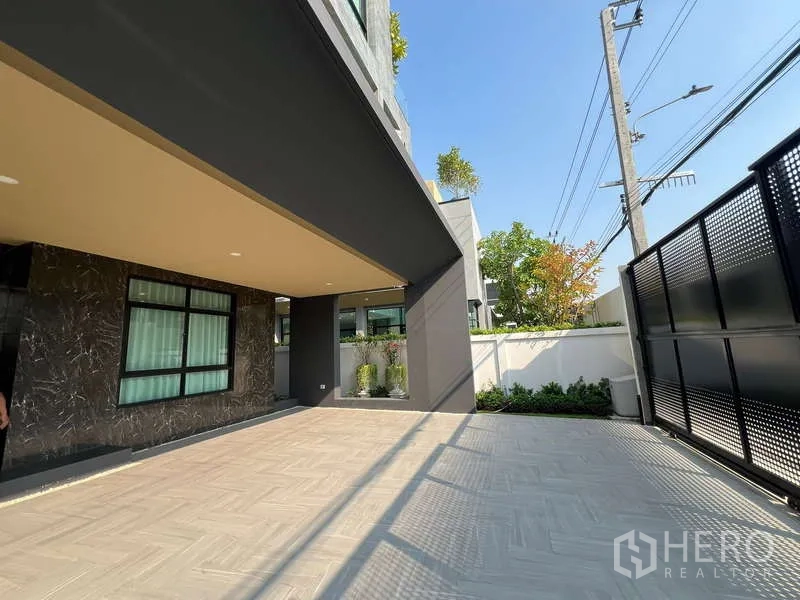 独立式住宅 出售在Suan Luang, Bangkok - 带顶车棚与铺装庭院，安全大门
