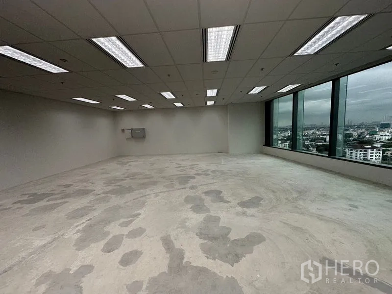 Office Space for rent in Ratchathewi, Bangkok - Open-plan office with drop ceiling lights and large windows offering Bangkok city views.