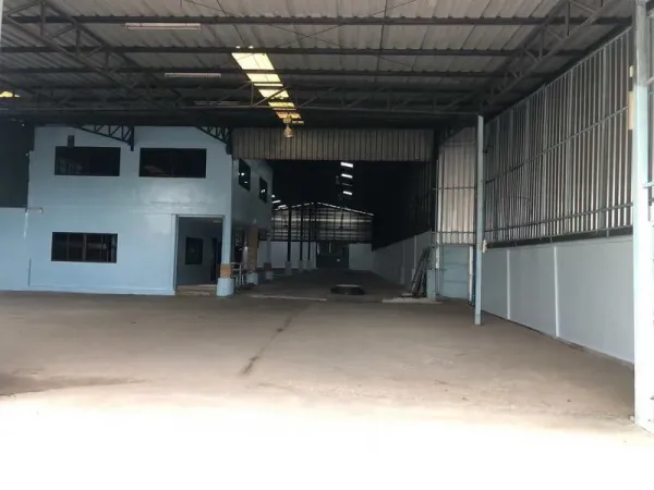 Warehouse for rent in Sai Noi, Nonthaburi - Deep warehouse bay with high steel roof, lighting and drive-in access.