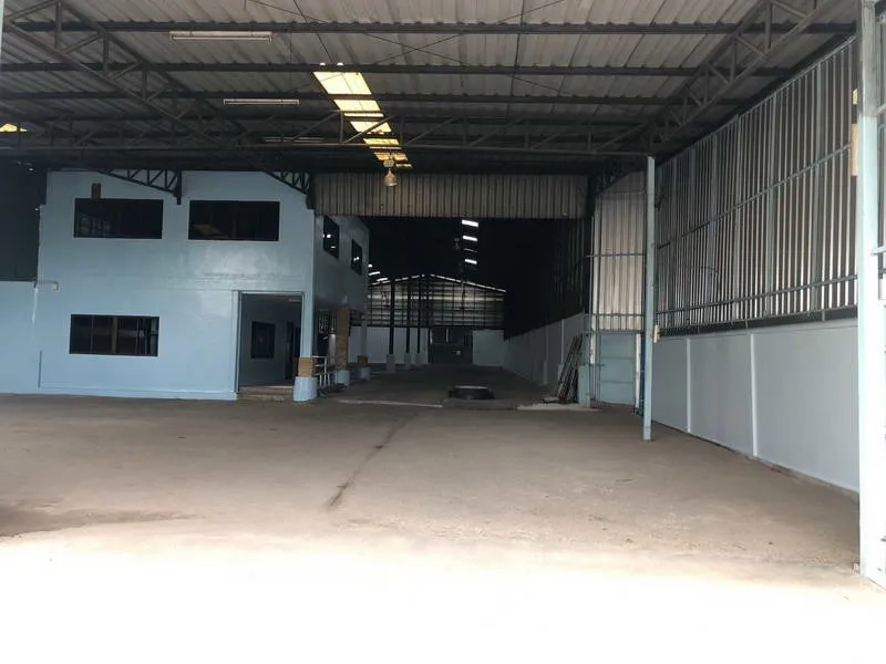Warehouse for rent in Sai Noi, Nonthaburi - Deep warehouse bay with high steel roof, lighting and drive-in access.