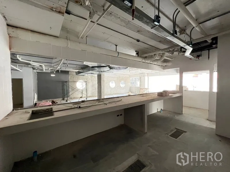 Retail Space for rent in Watthana, Bangkok - Extended service bar overlooking a bright shop floor with large windows to the street.