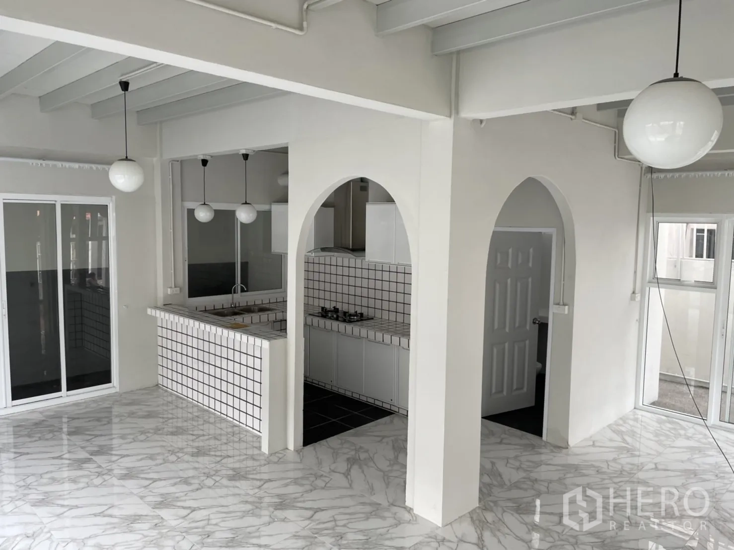 Detached House for rent or sale in Din Daeng, Bangkok - Living and dining zone with arched details, breakfast bar and glossy marble flooring.
